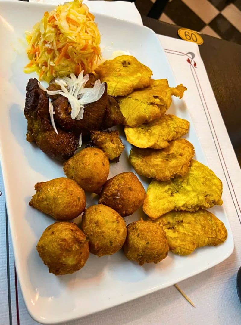 Plat haïtien servi au restaurant